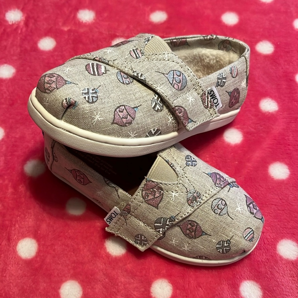 Super cute holiday Toms!